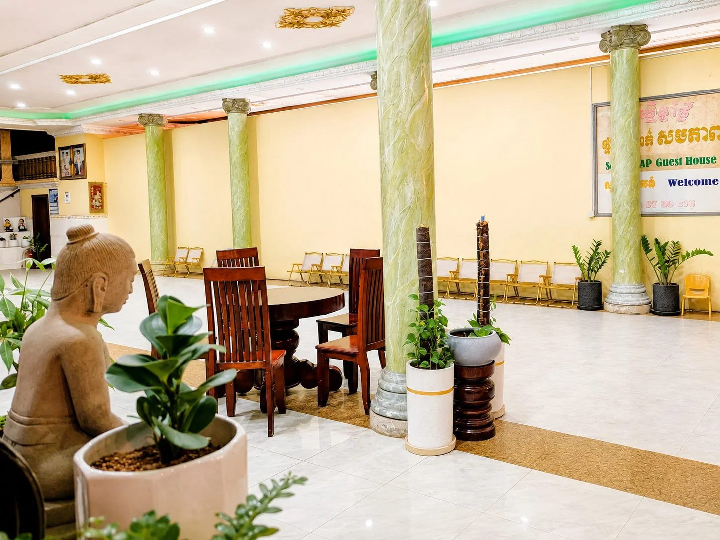 Sampheap Guesthouse lobby interior with columns and seating area