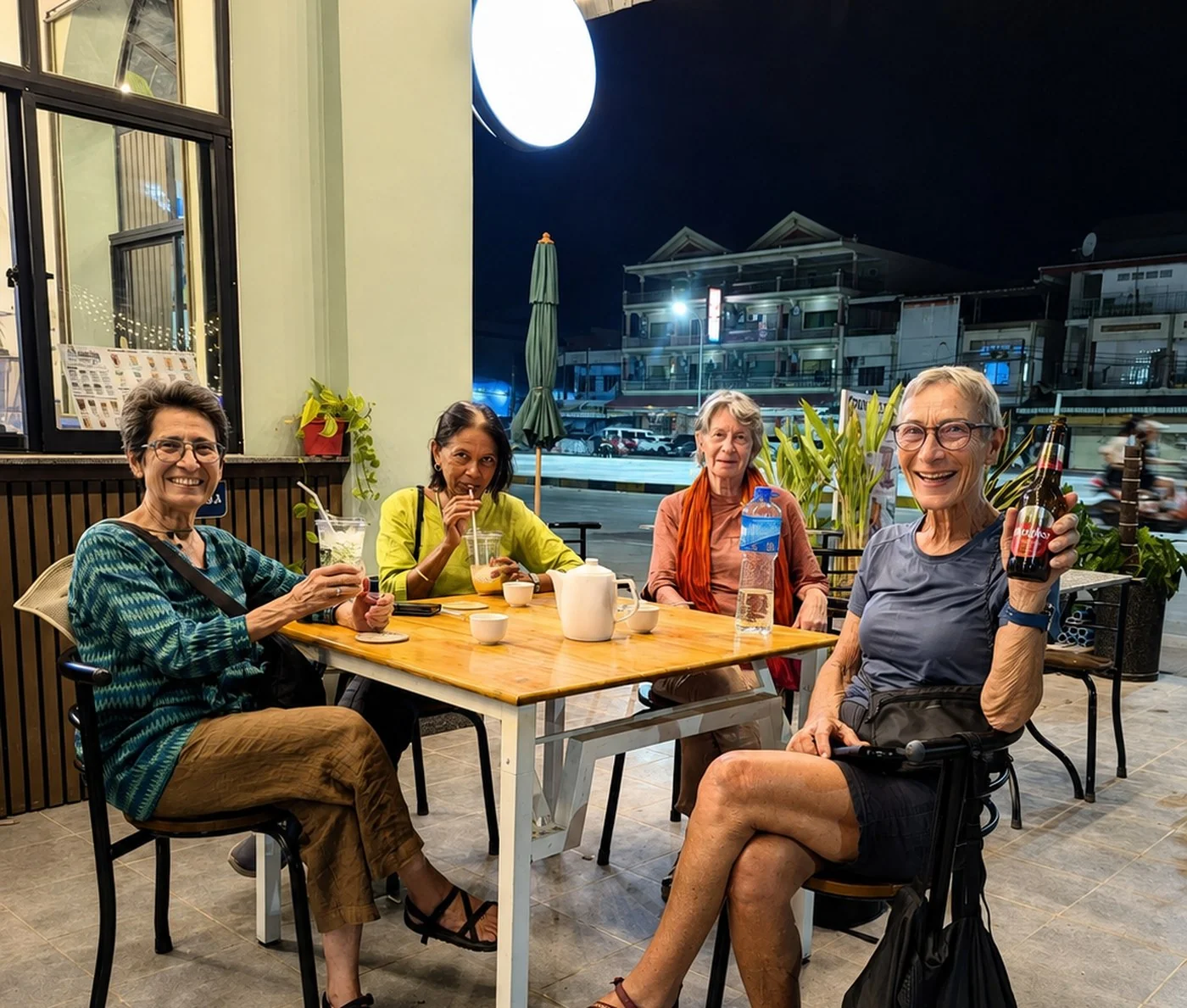 Sampheap Guesthouse café and night bar in the evening