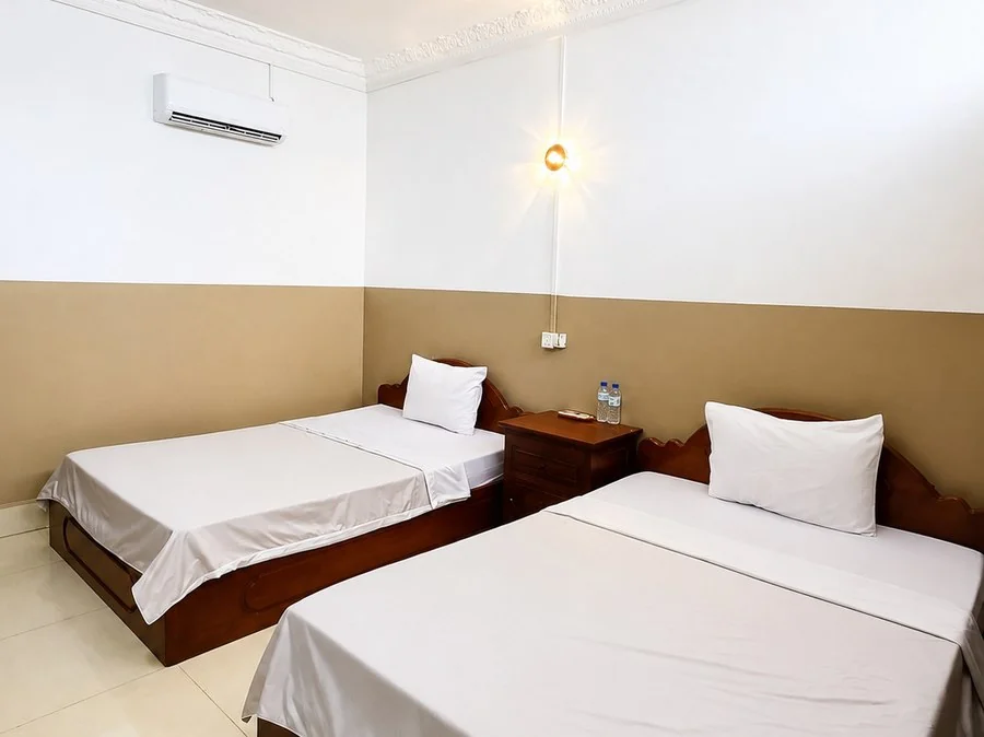 Deluxe twin room at Sampheap Guesthouse