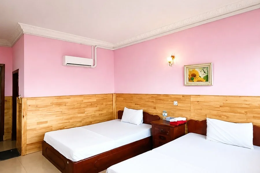 Budget twin room with two beds at Sampheap Guesthouse